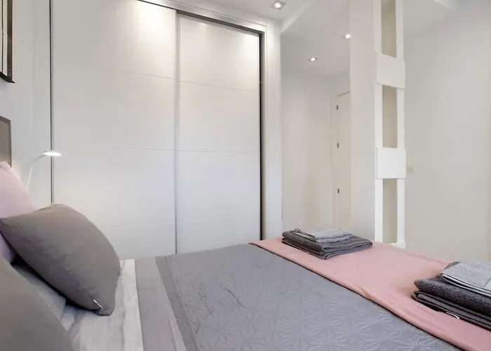 Sunny New In The Center Lägenhet